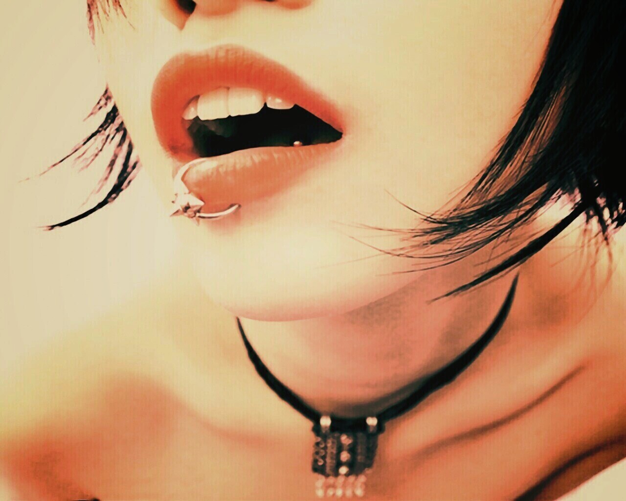 Девушка с кольцом обои