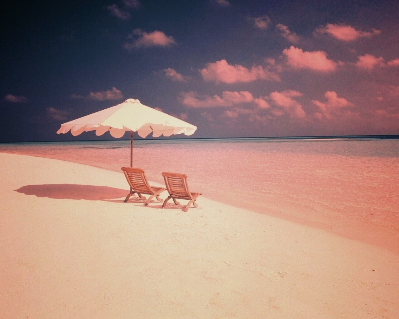 Песчаный пляж с двумя жезлонгами обои