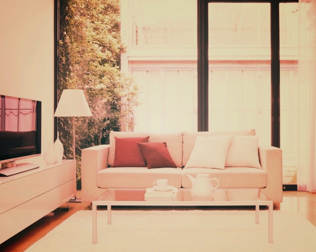 Комната с диваном и телевизором обои