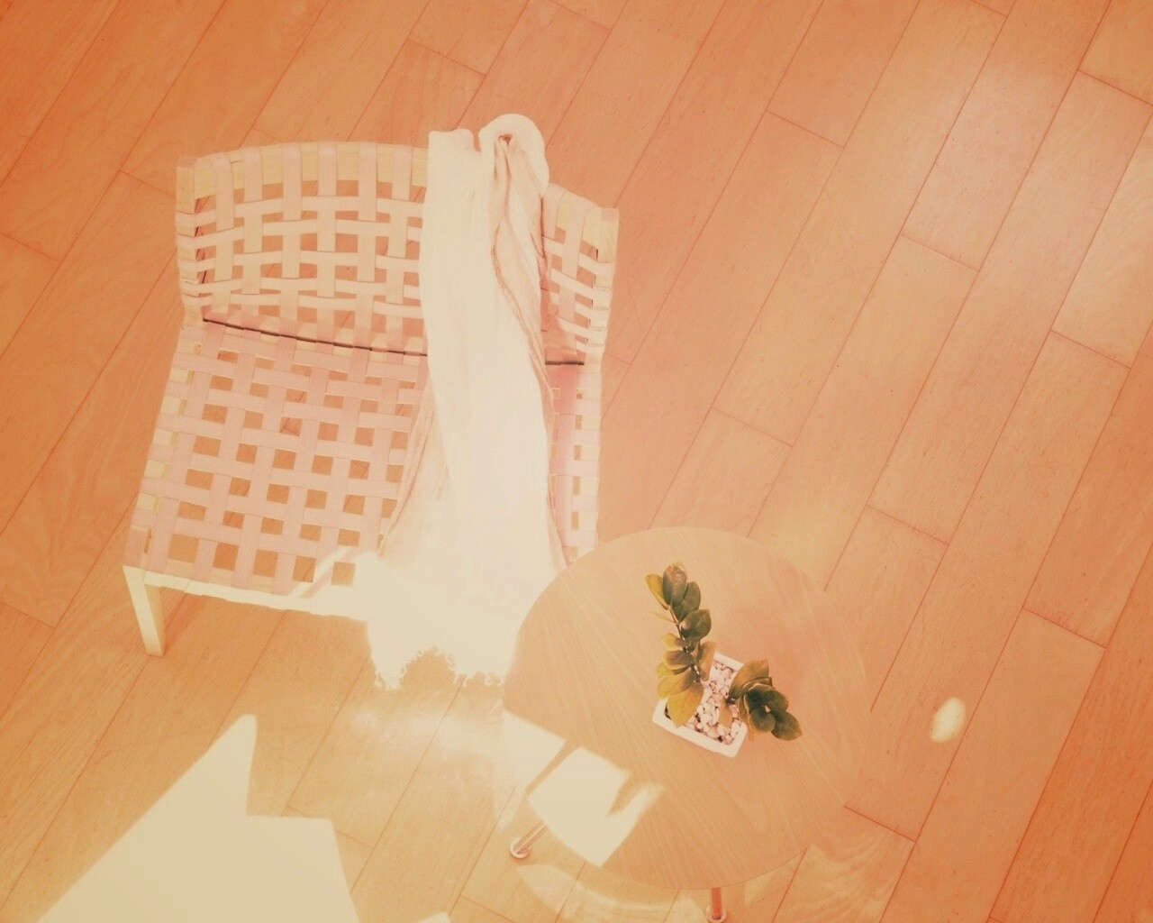 Отдых на плетенном кресле обои