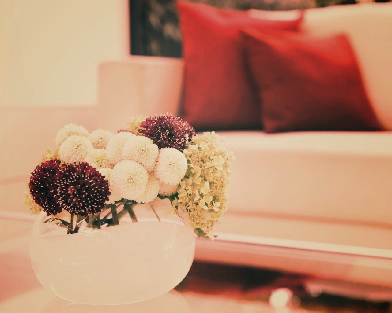 Цветы в белой вазе обои