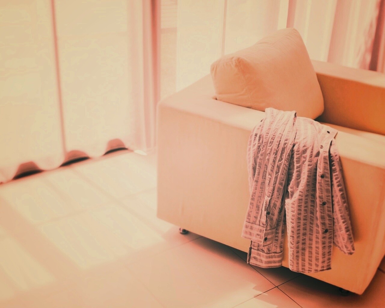 Рубашка на кресле обои