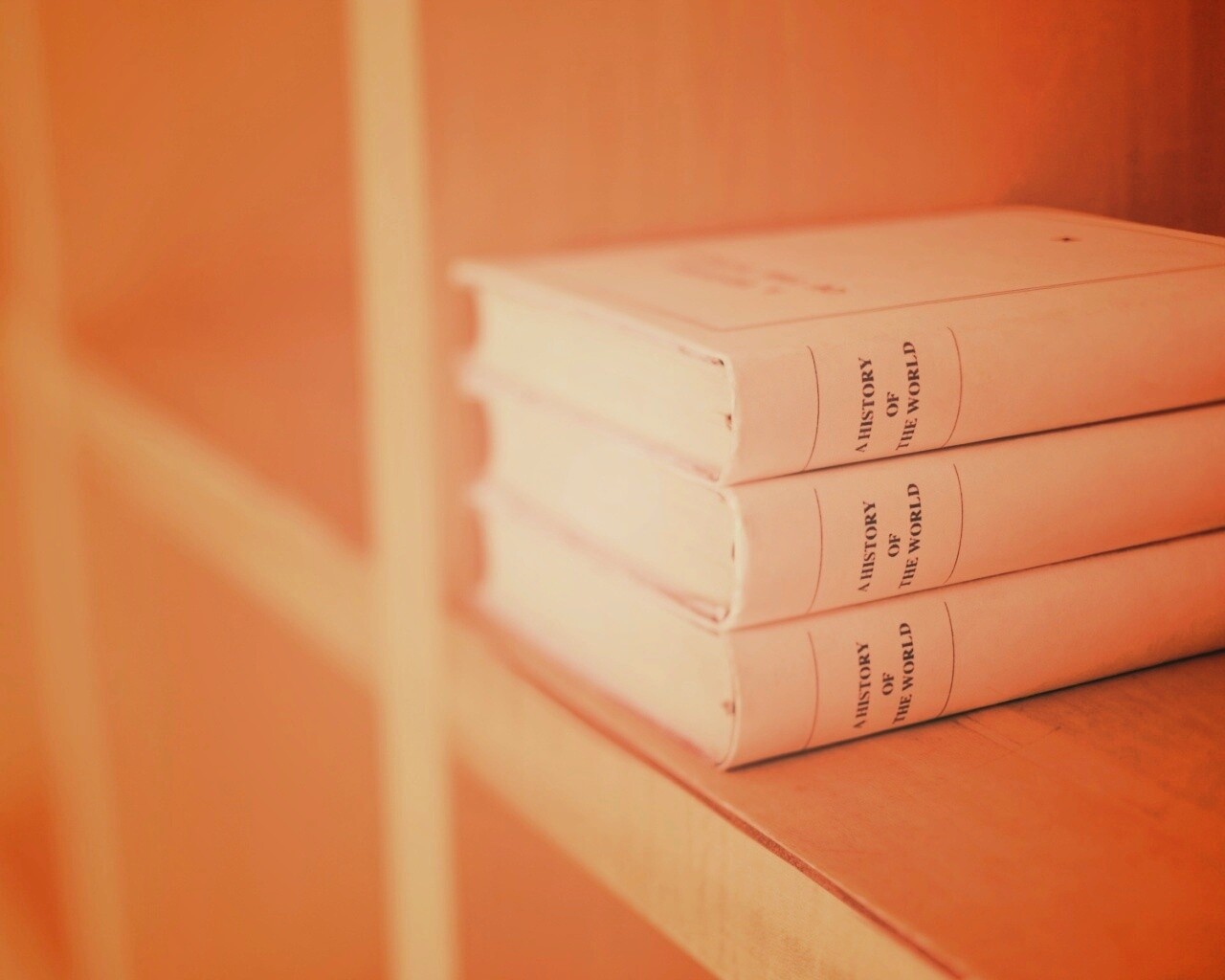 Книги на полке обои