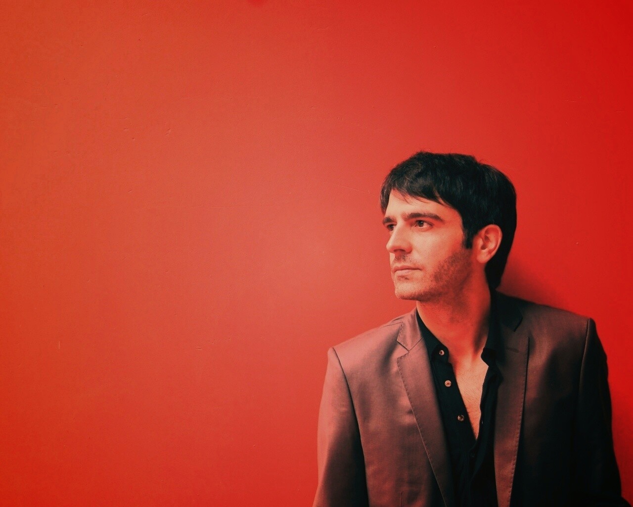 На красном фоне обои