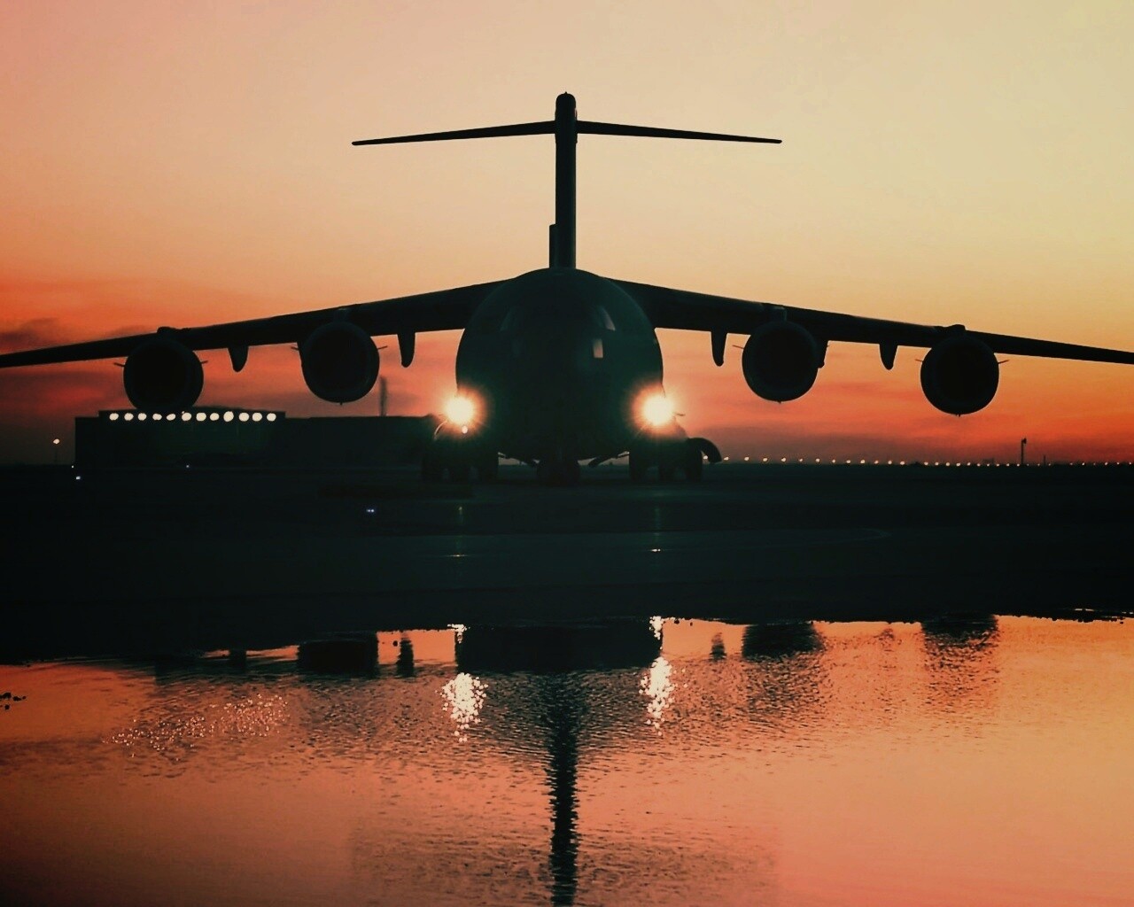 Самолет на взлетной полосе обои