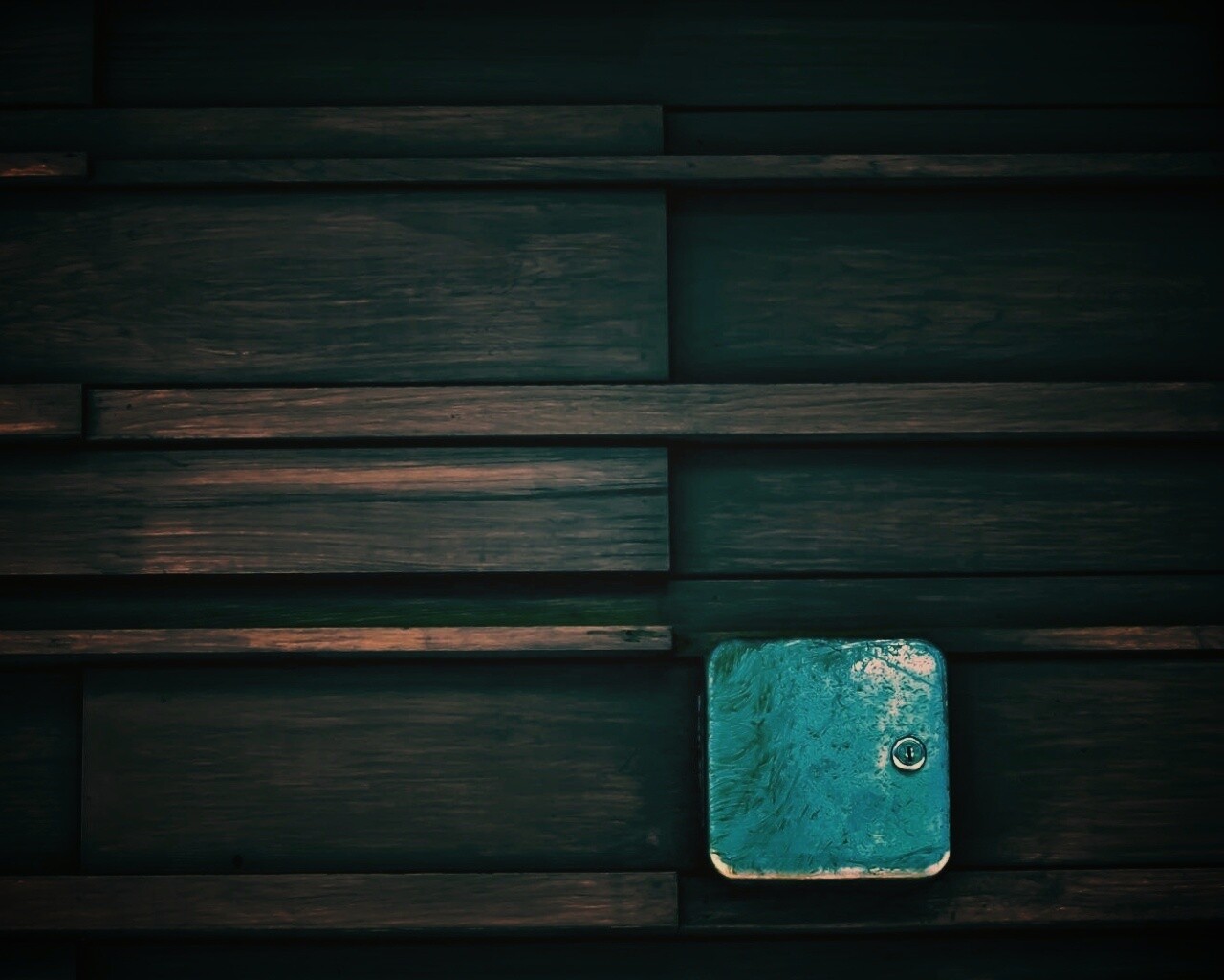 Коробка на деревянной стене обои