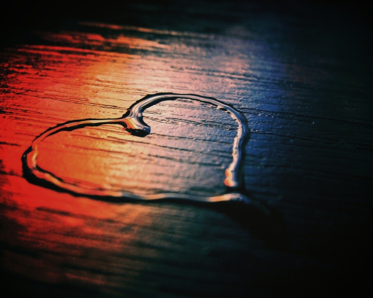 Сердечко из воды обои