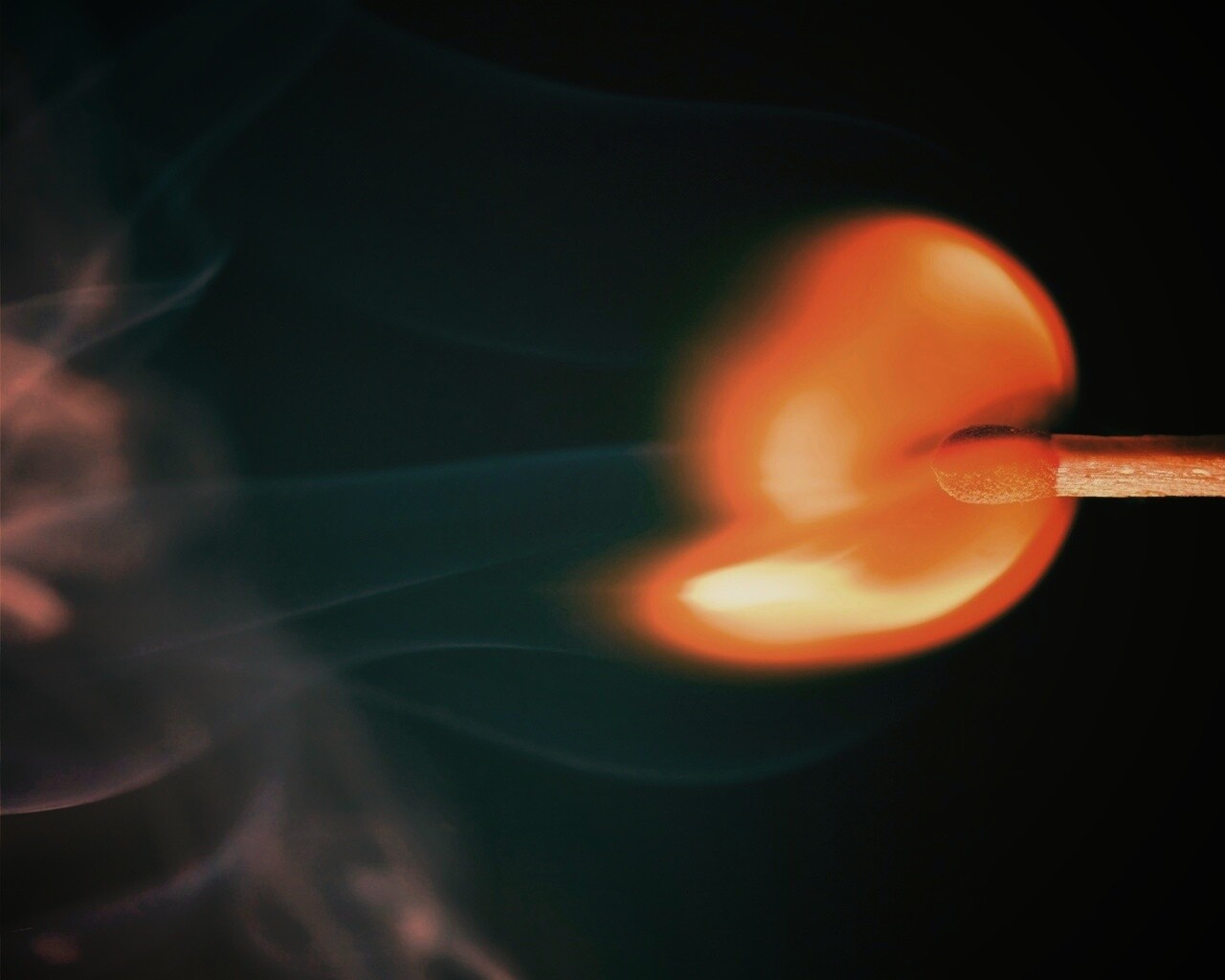 Горящая спичка обои