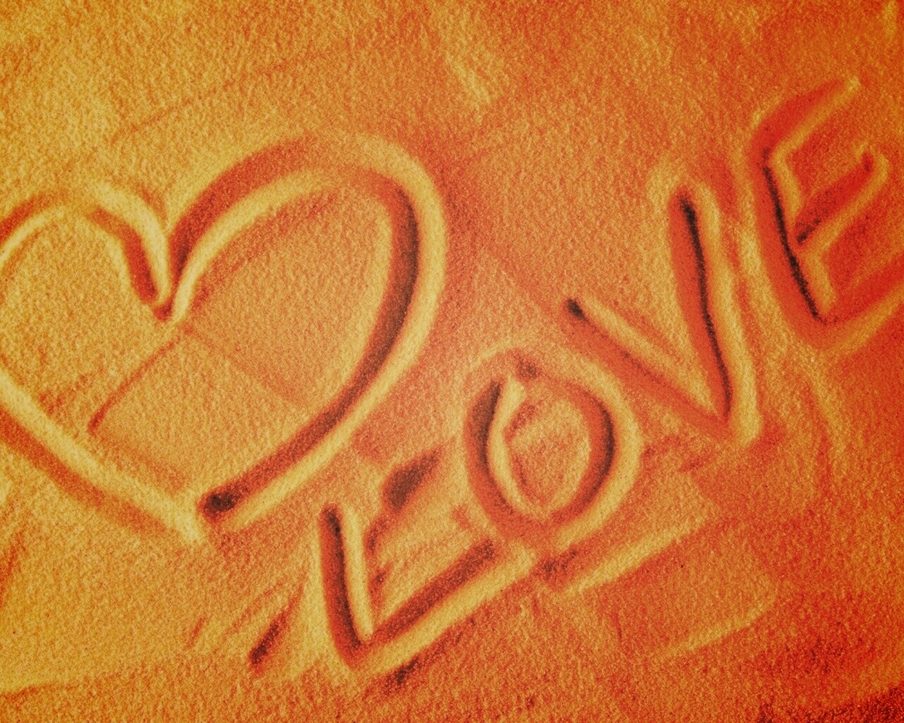 Любовь на песке обои