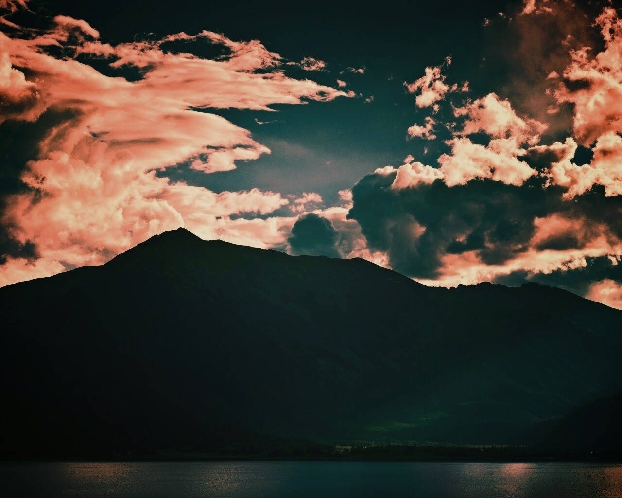 Свет на склонах гор обои