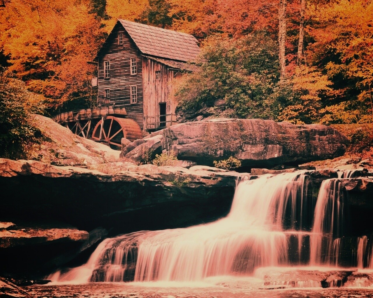 Дом, водяное колесо и водопад обои