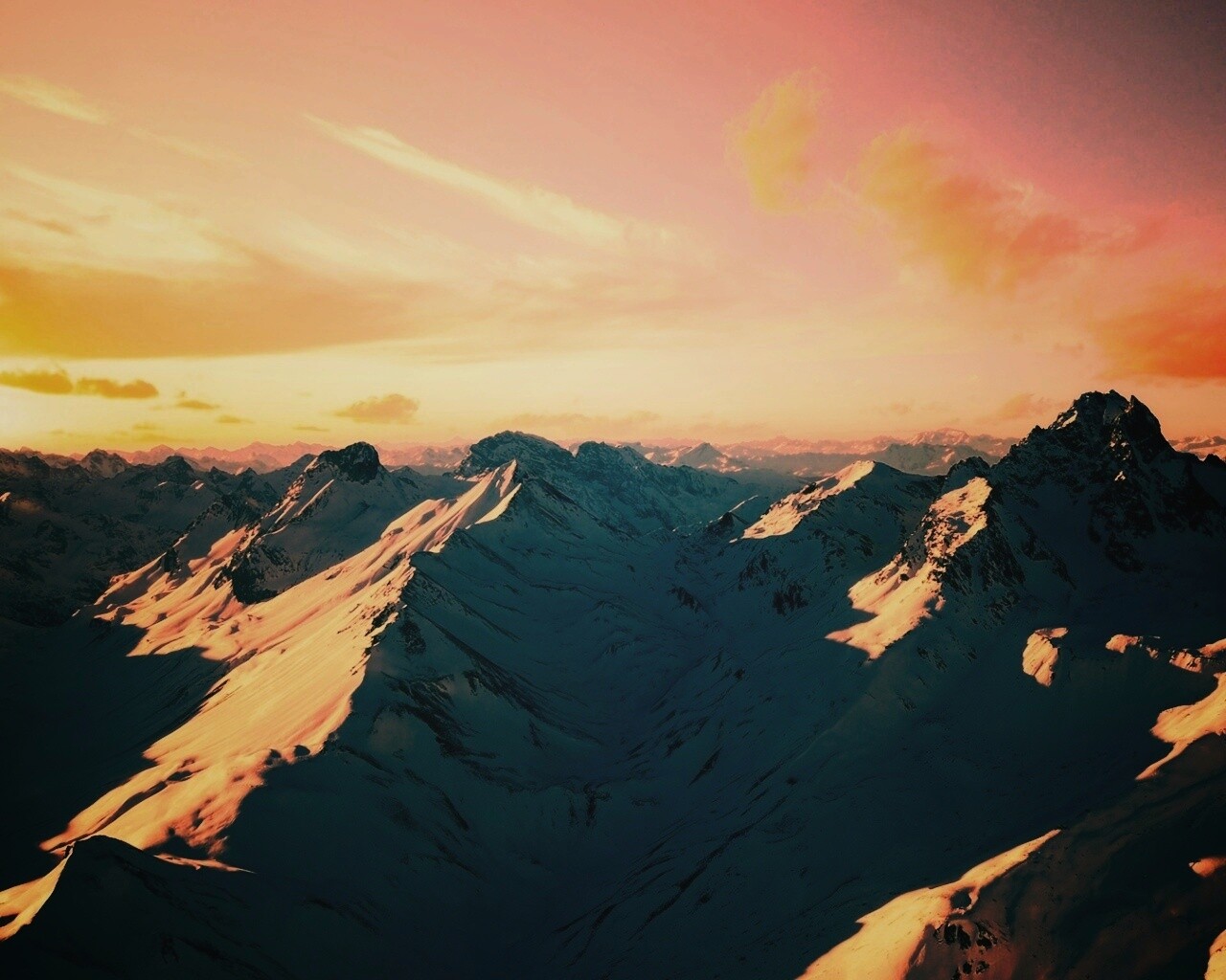 Залитые солнцем горы обои