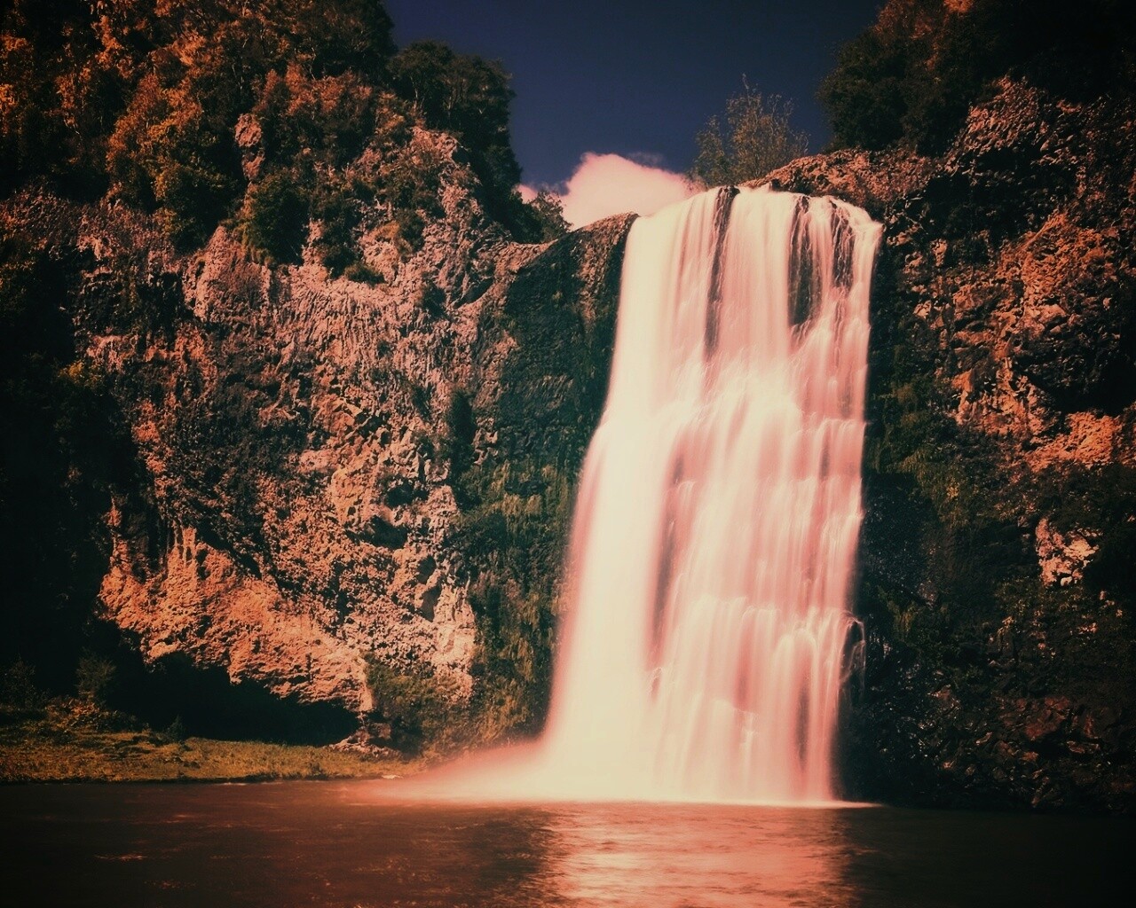 Скалистый водопад обои