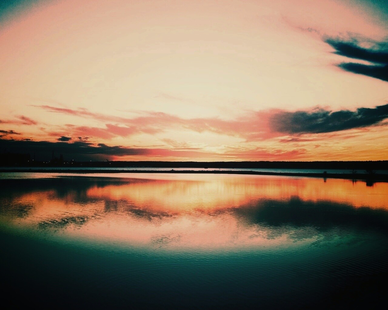 Закат над озером обои