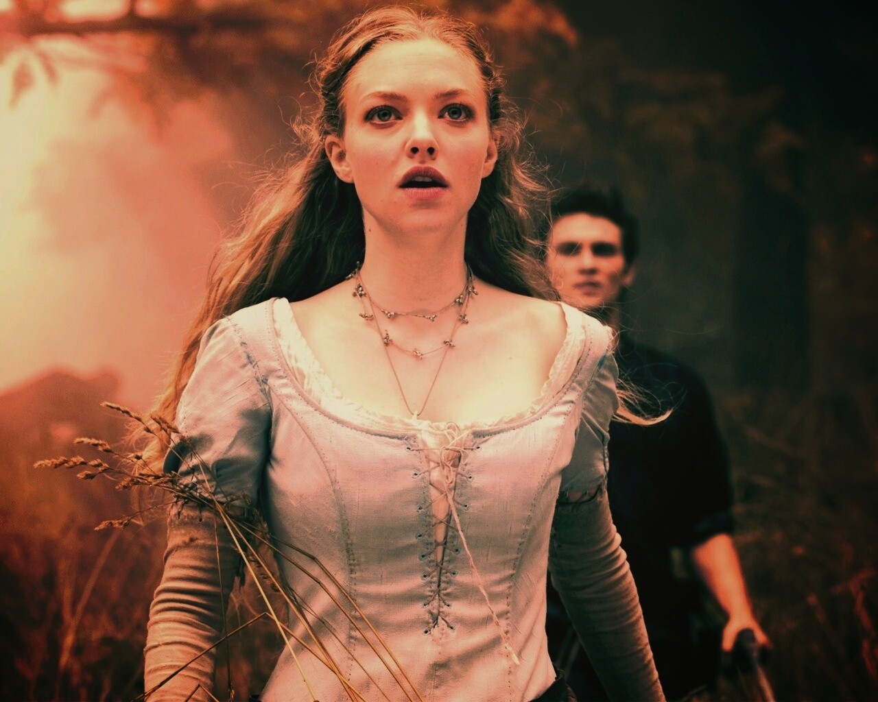 Аманда Сейфрид в Красной Шапочке обои