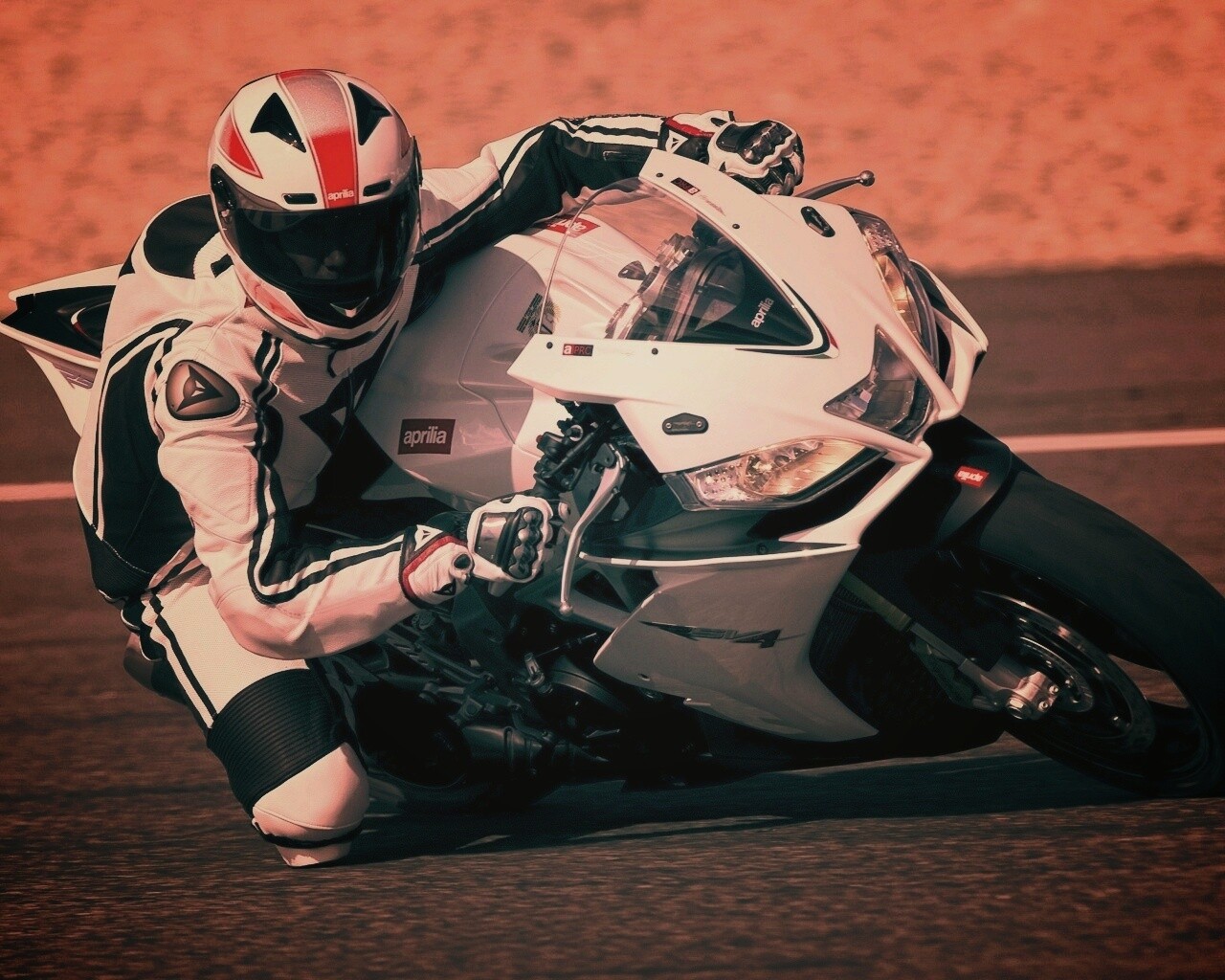 Байкер в белой экиперовкена Априлия РСВ4 обои