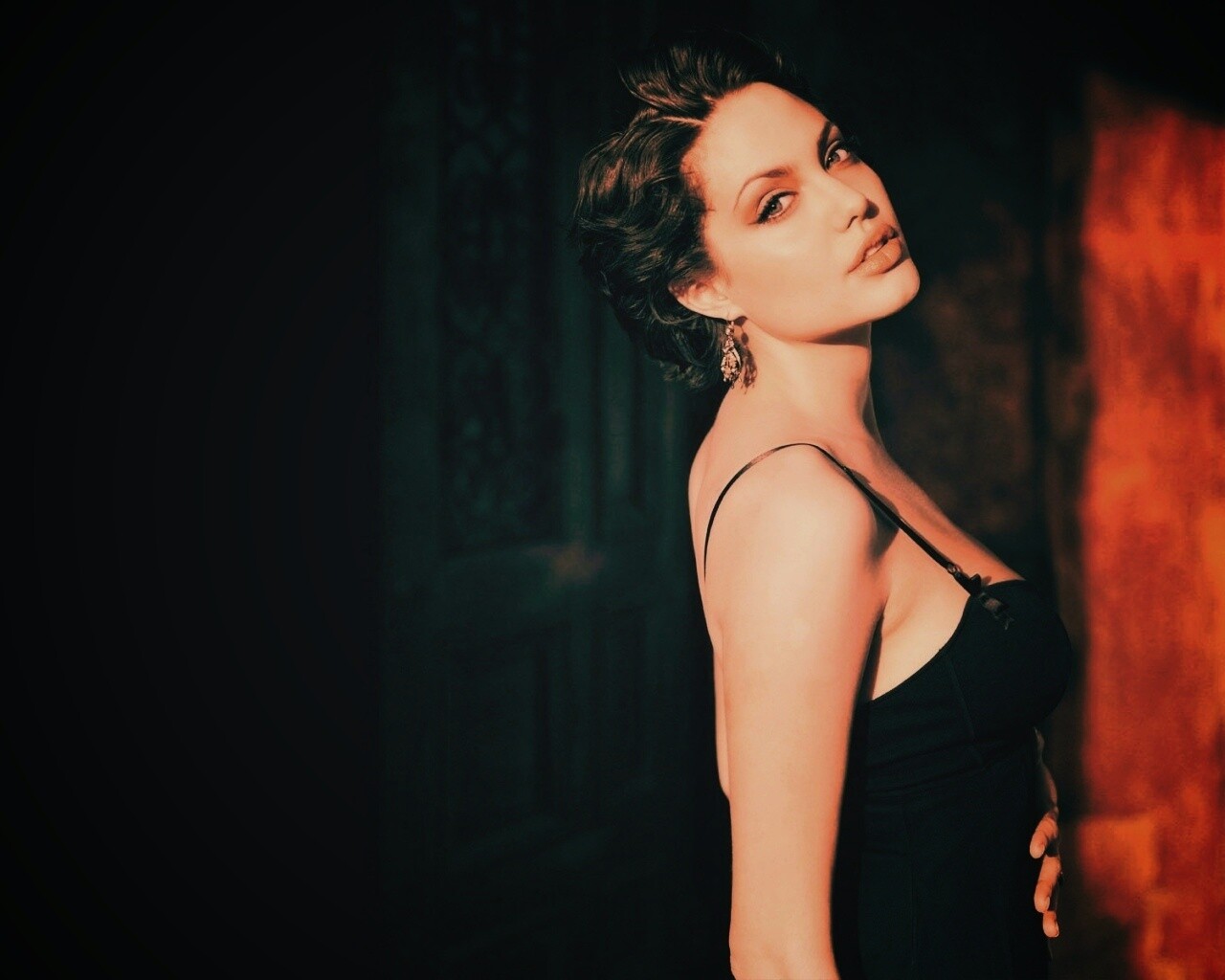 Анджелина Джоли в черном платье обои