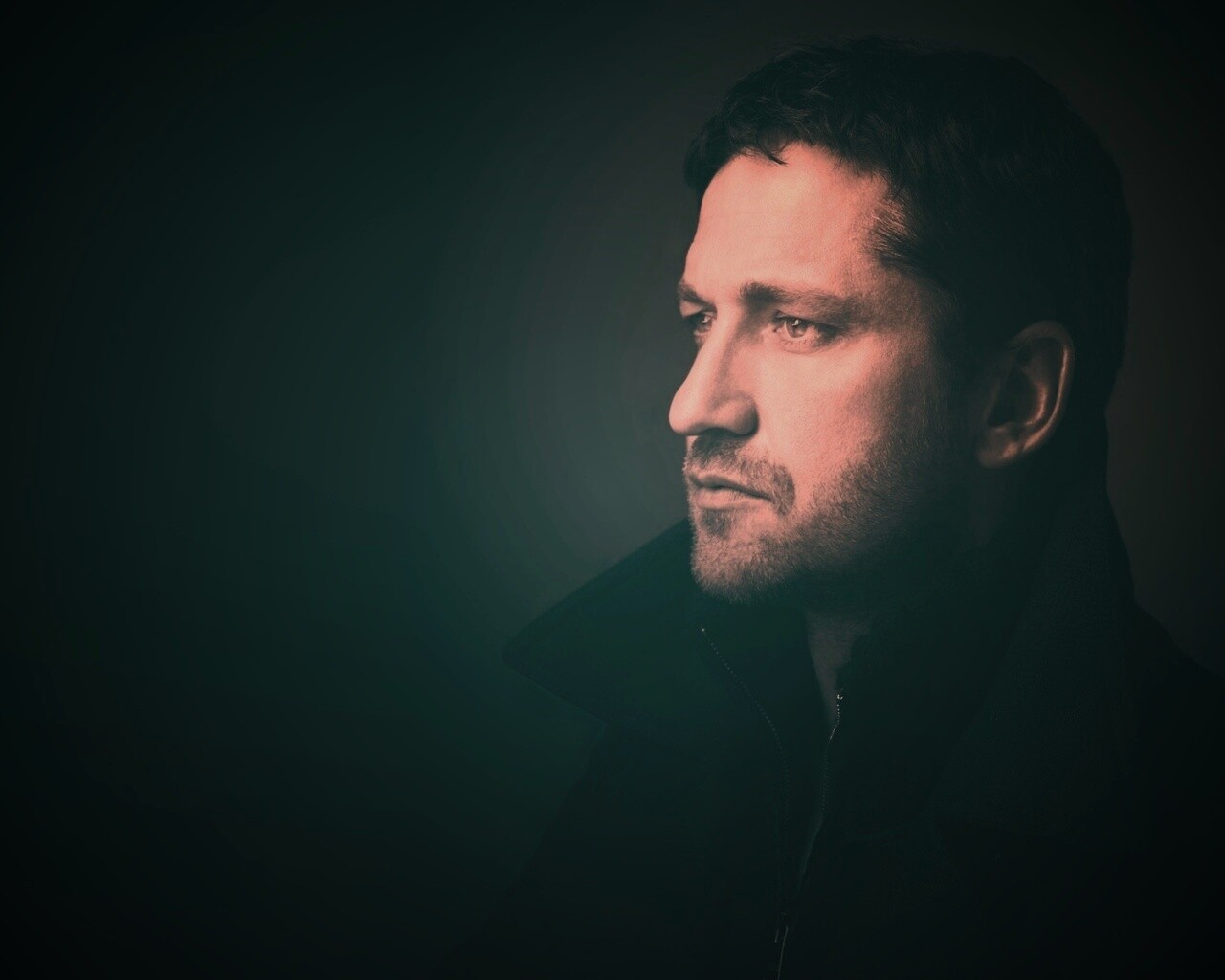 Джерард Батлер на темном фоне обои
