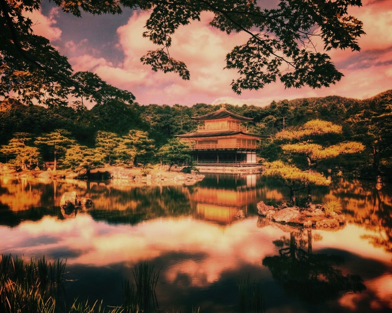 Японский домик на берегу озера обои