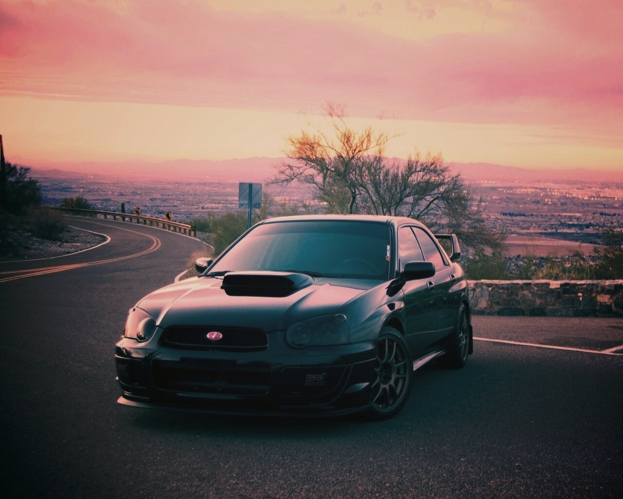 Субару на смотровой алощадке в горах обои