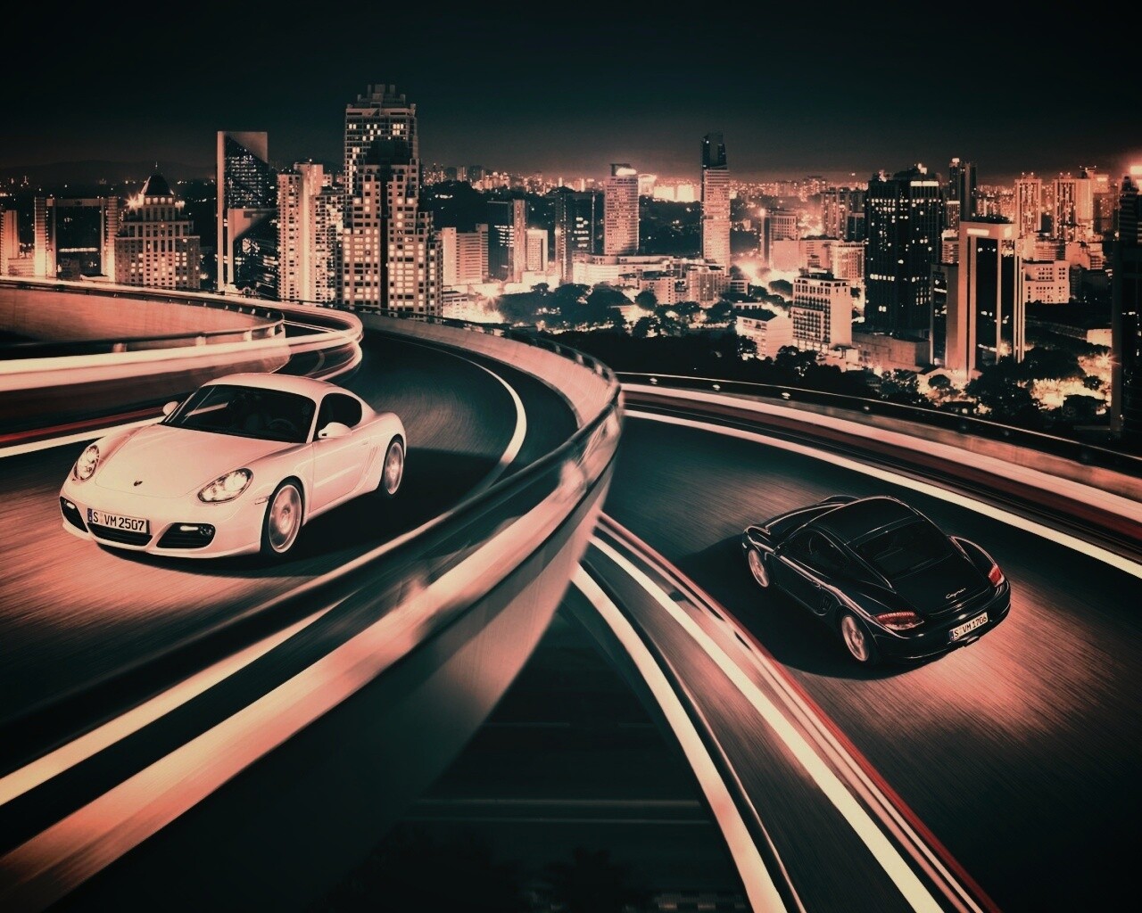 Черный и белый Porsche на автомагистрале. обои