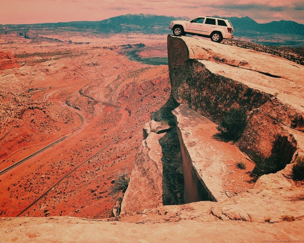 Внедорожник в горах обои