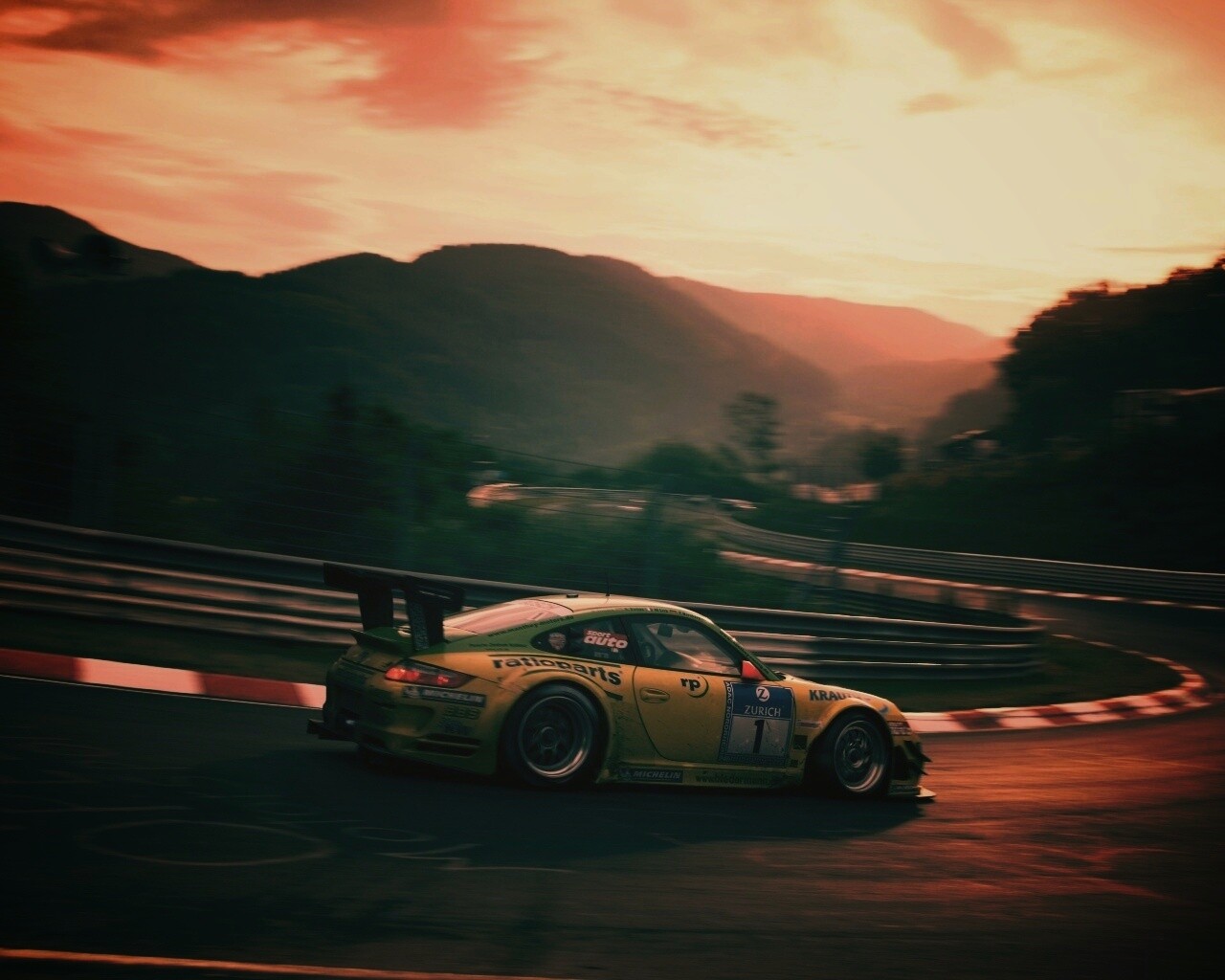 Гоночная трасса в горах и Порше обои