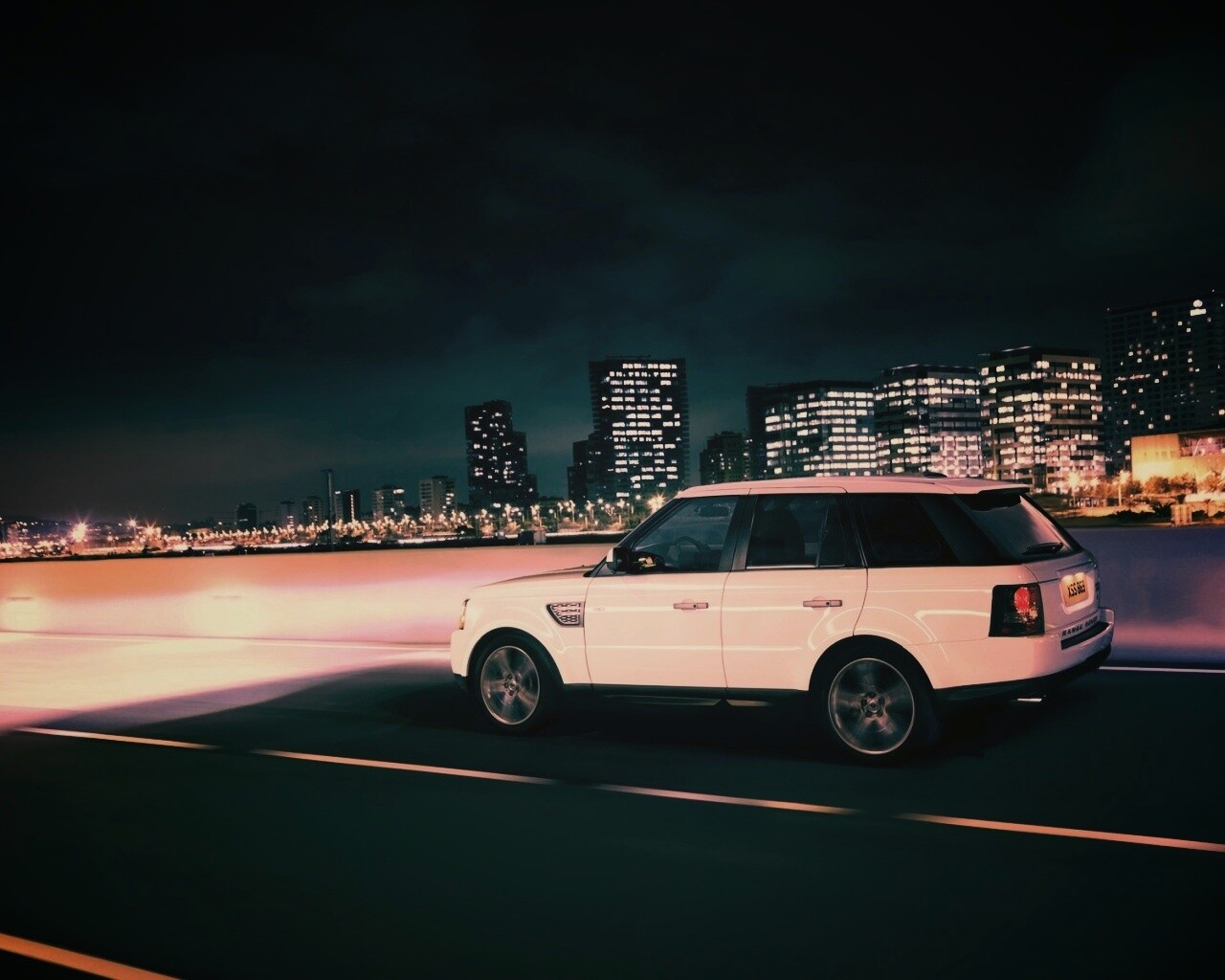 Рендж ровер на трассе обои