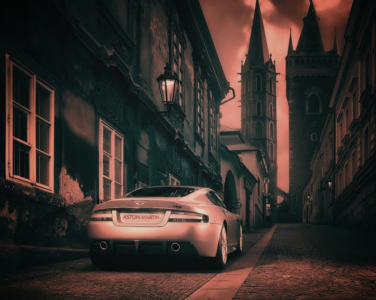 Aston Martin в старинном городе обои