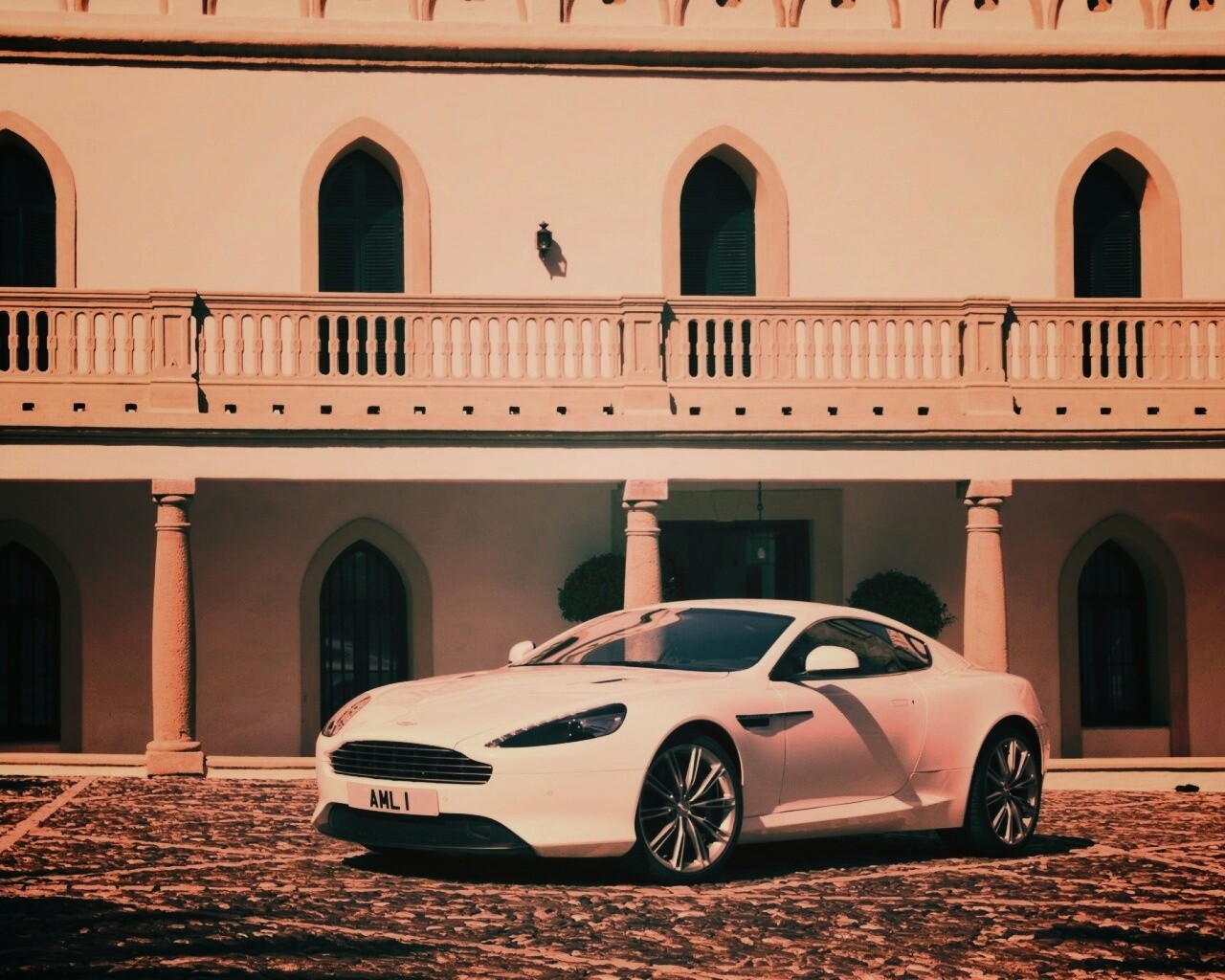 Астон Мартин в дворике дома обои