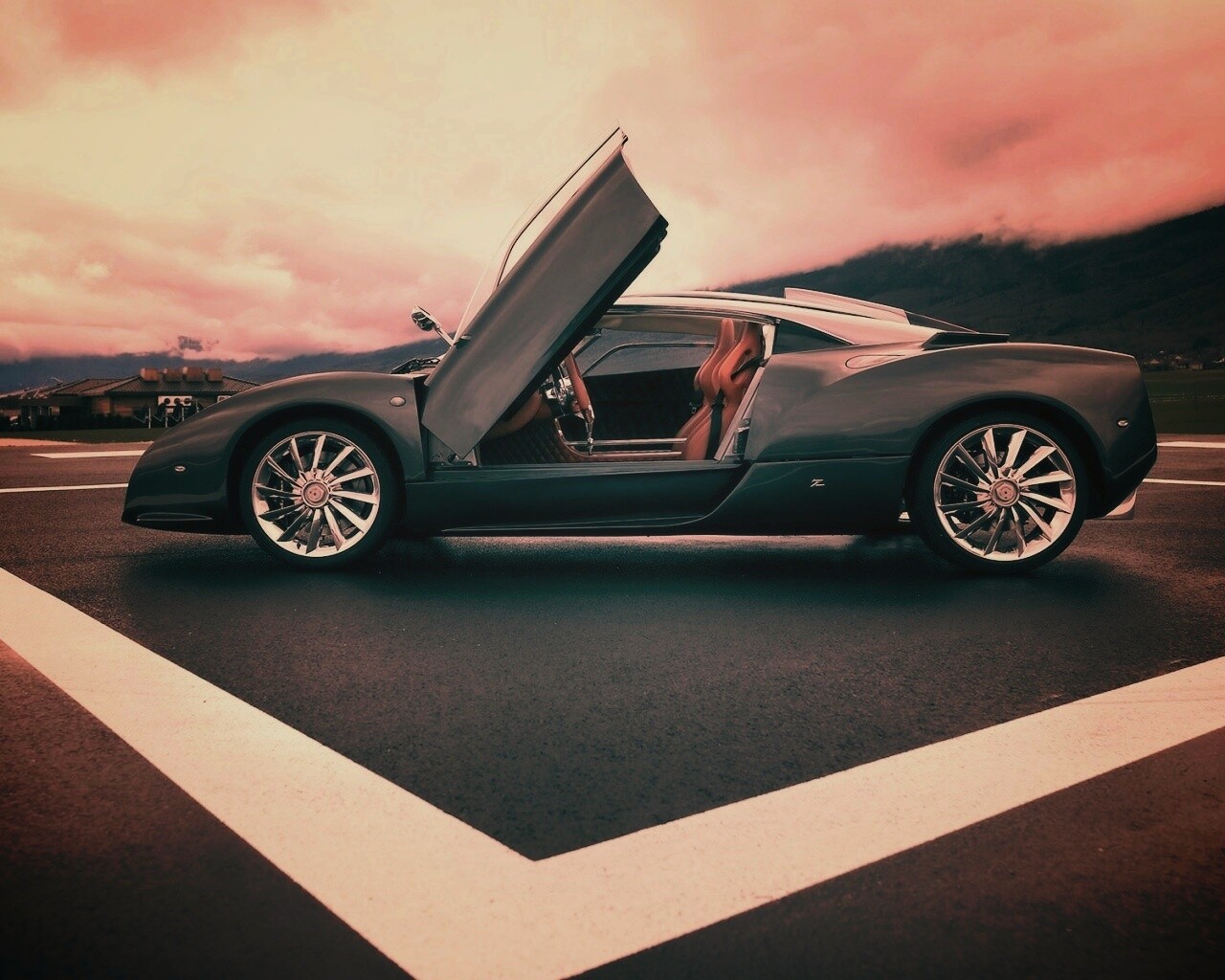 Spyker C12 на аэродроме обои