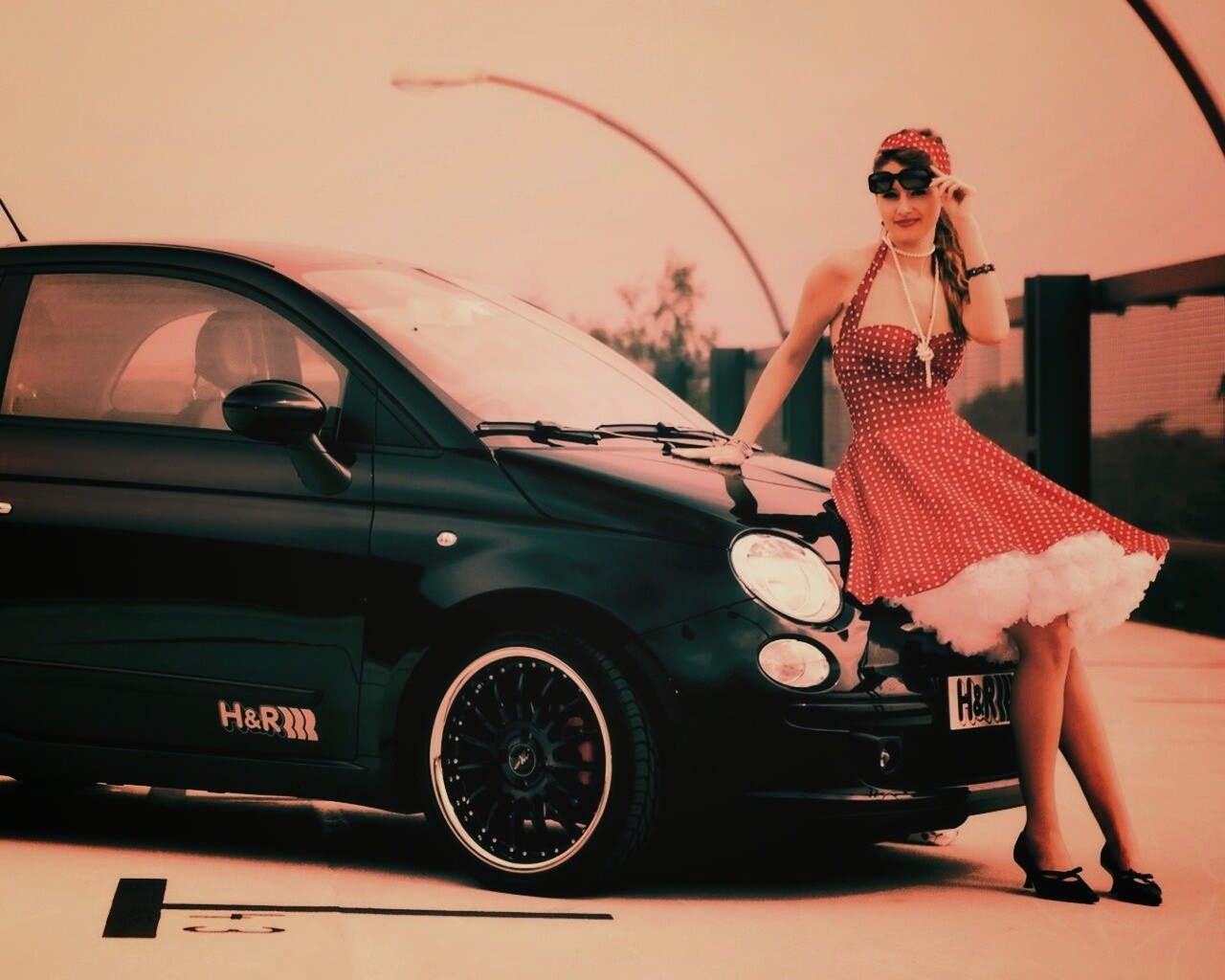 Черный фиат и девушка обои