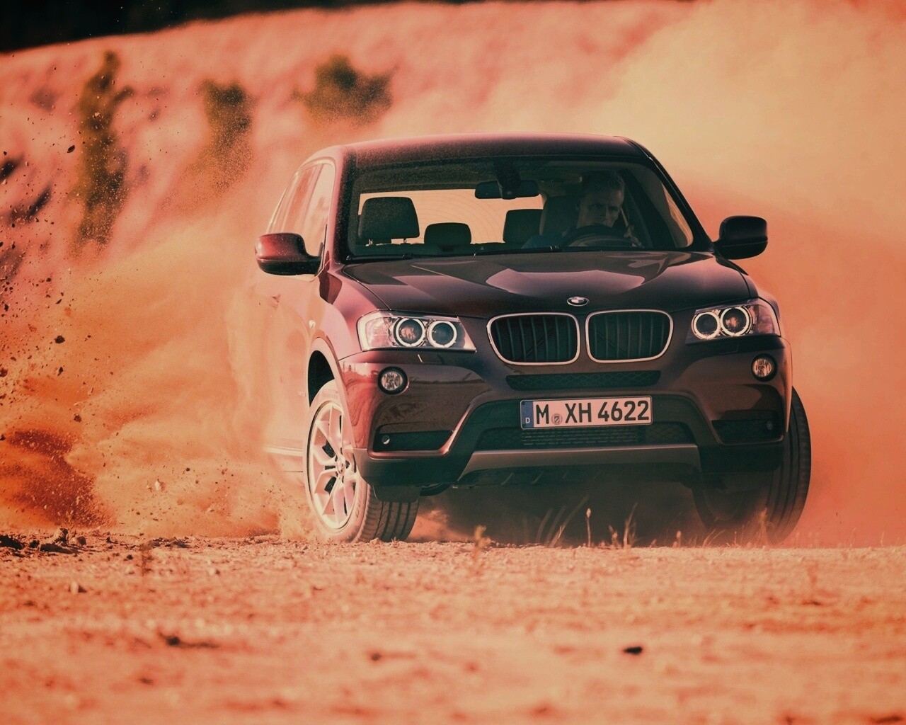 Кроссовер BMW в заносе обои