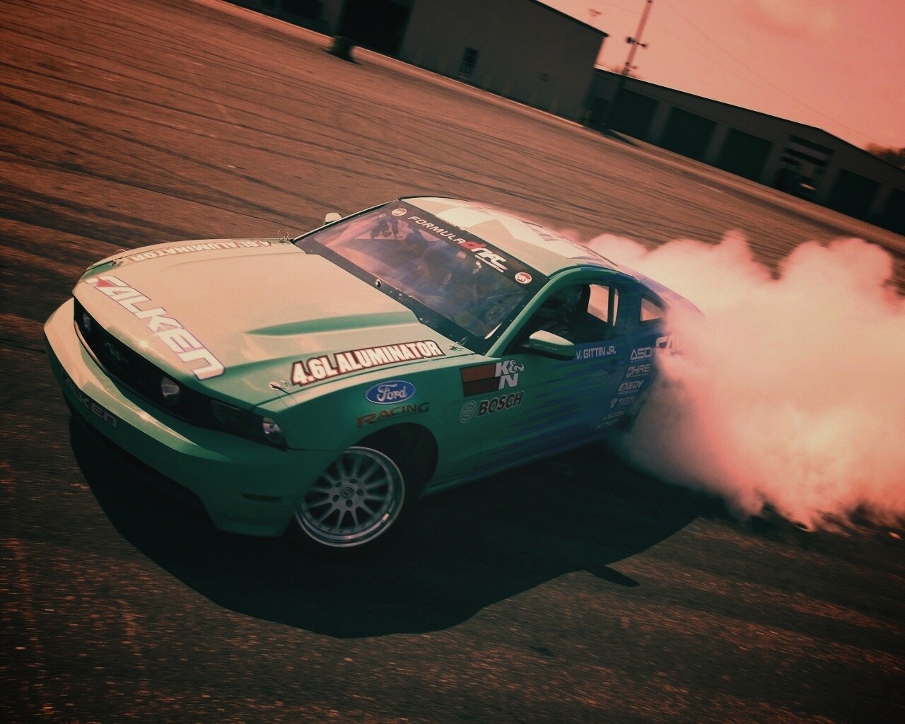 Мустанг дрифтует обои