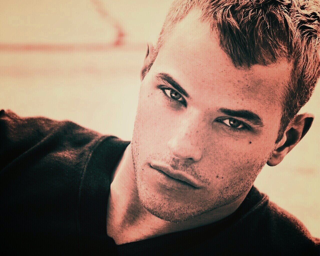 Келлан Латс обои