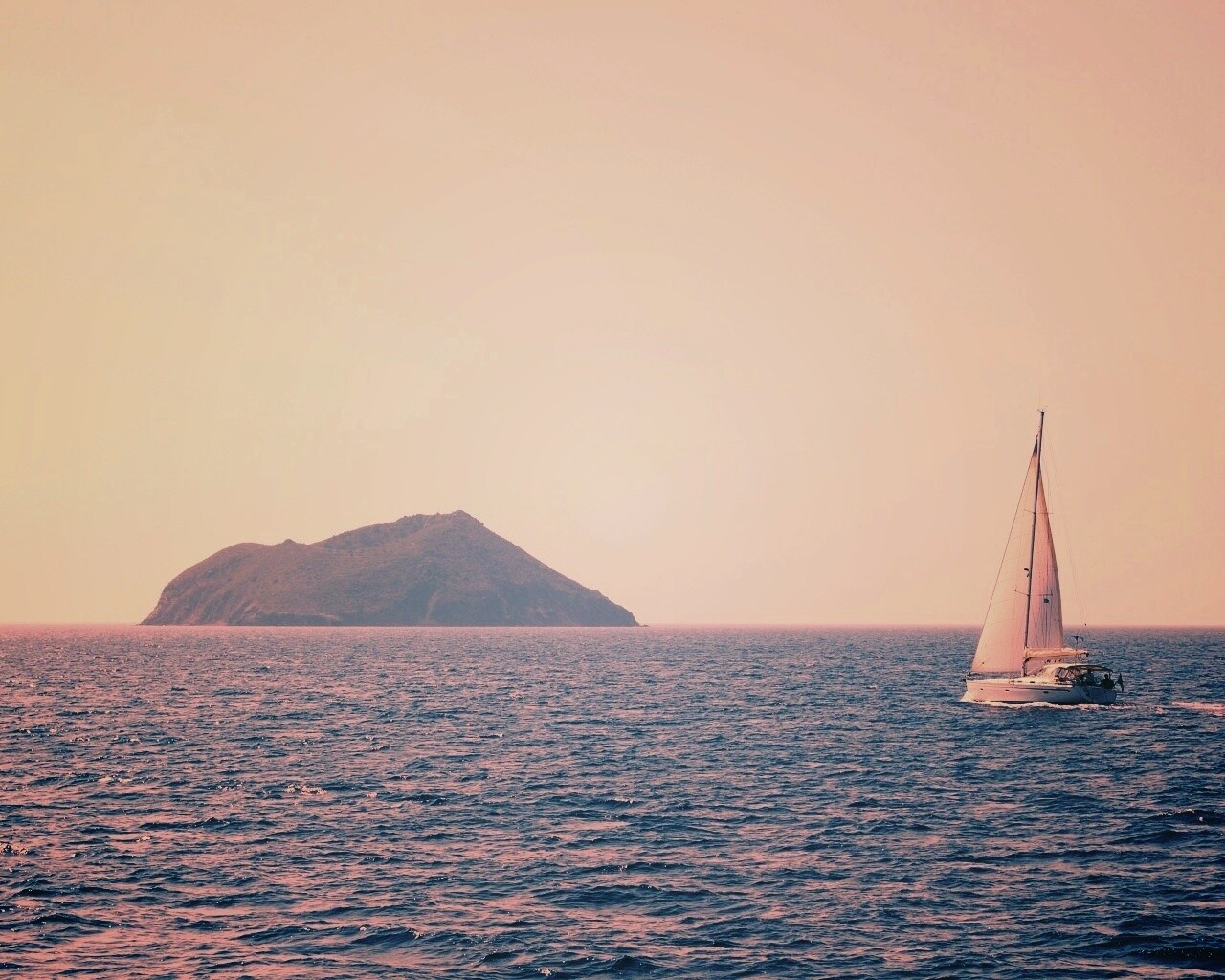 Яхта в море обои