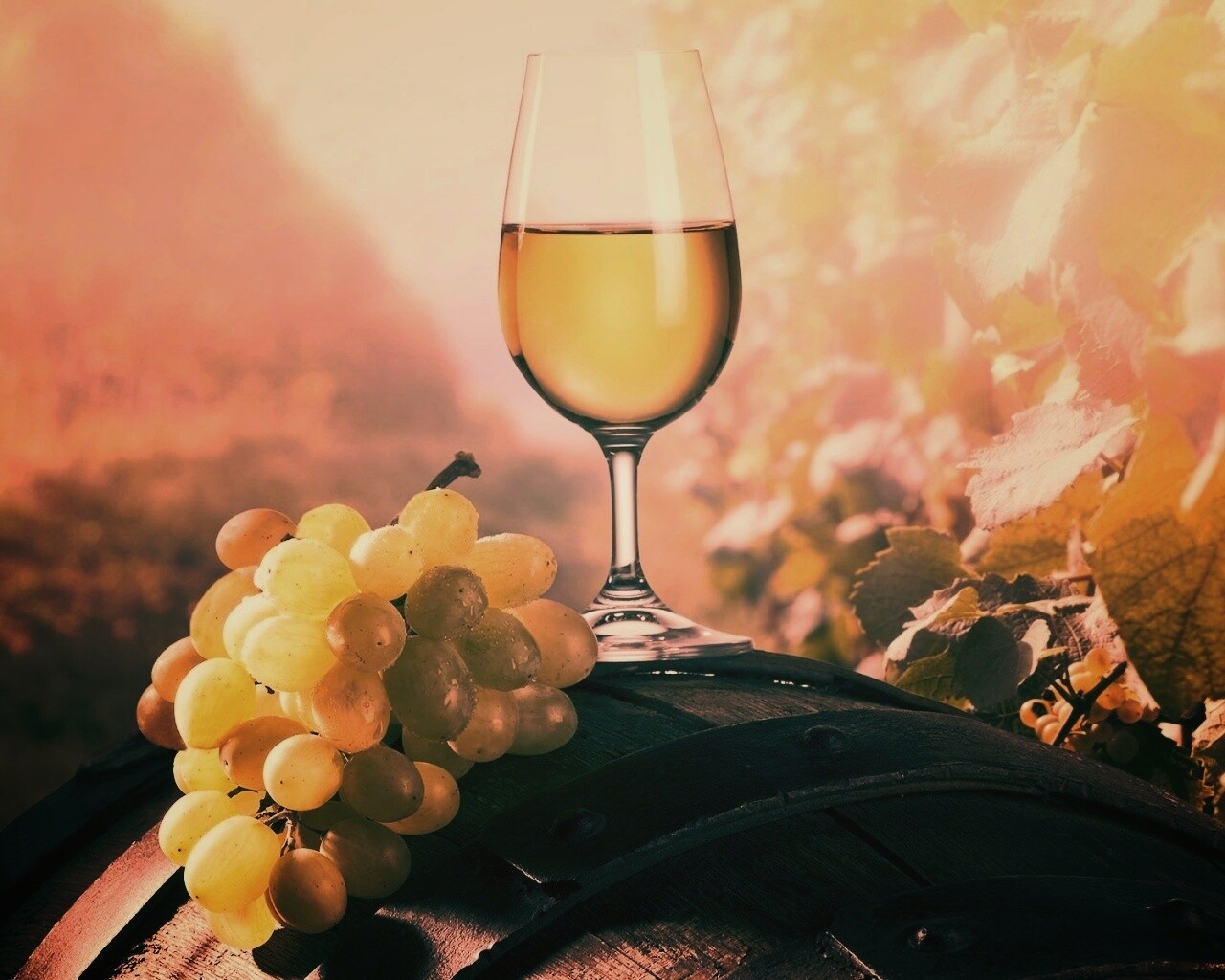 Винная бочка и бокал с белым вином обои