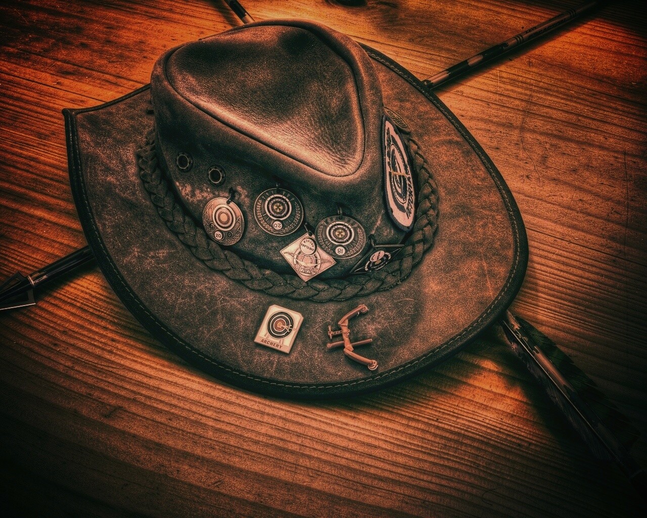 Шляпа и стрелы обои