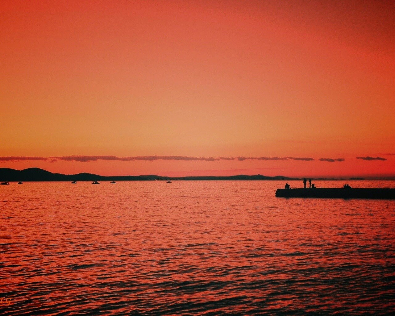 Одинокая пристань на озере обои