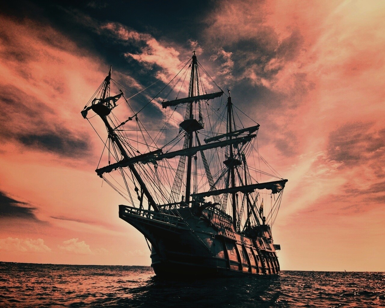 Галеон в море обои