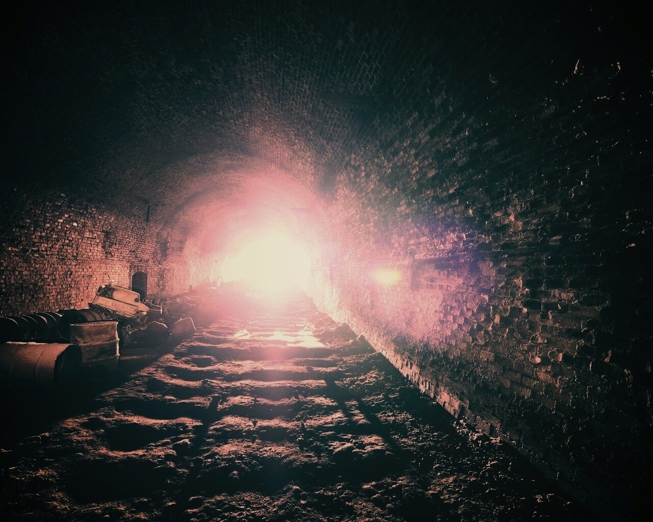 Захламленный тоннель обои