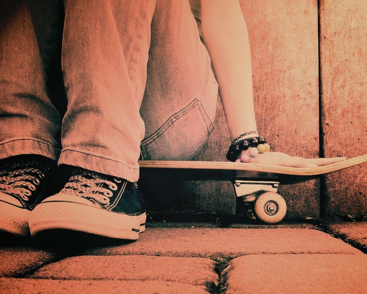 Девушка сидящая на скейте обои