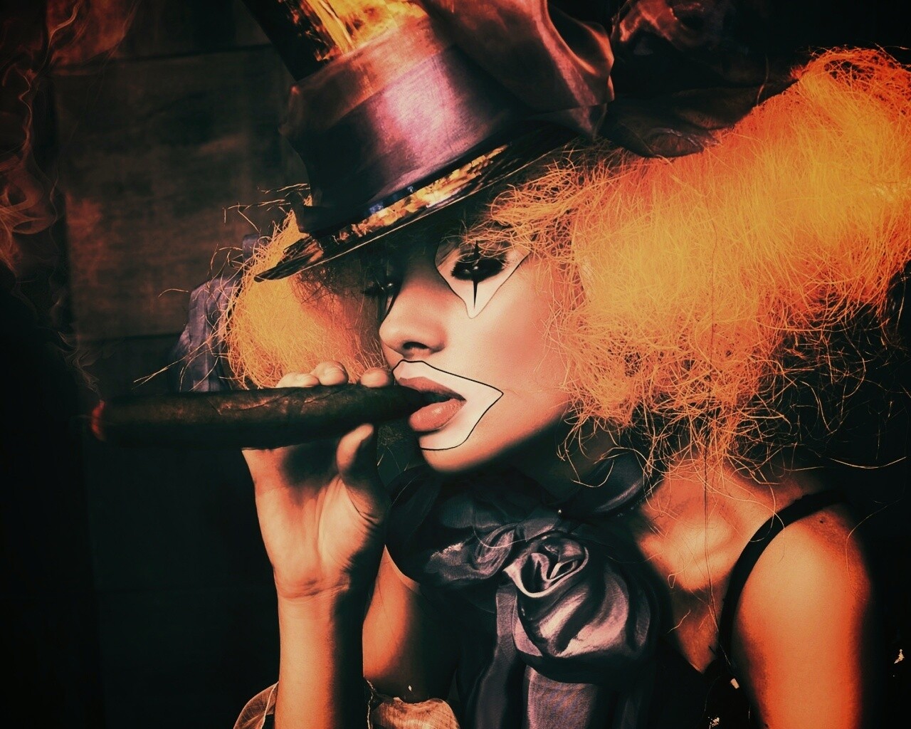 Девушка клоун курит сигару обои