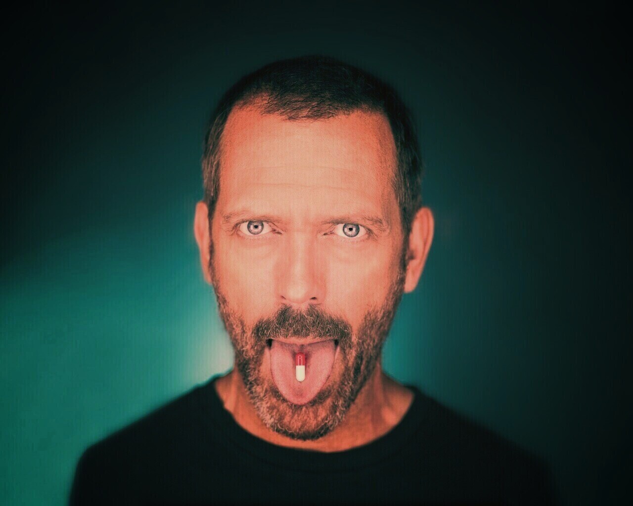 Доктор Хаус с таблеткой на языке обои