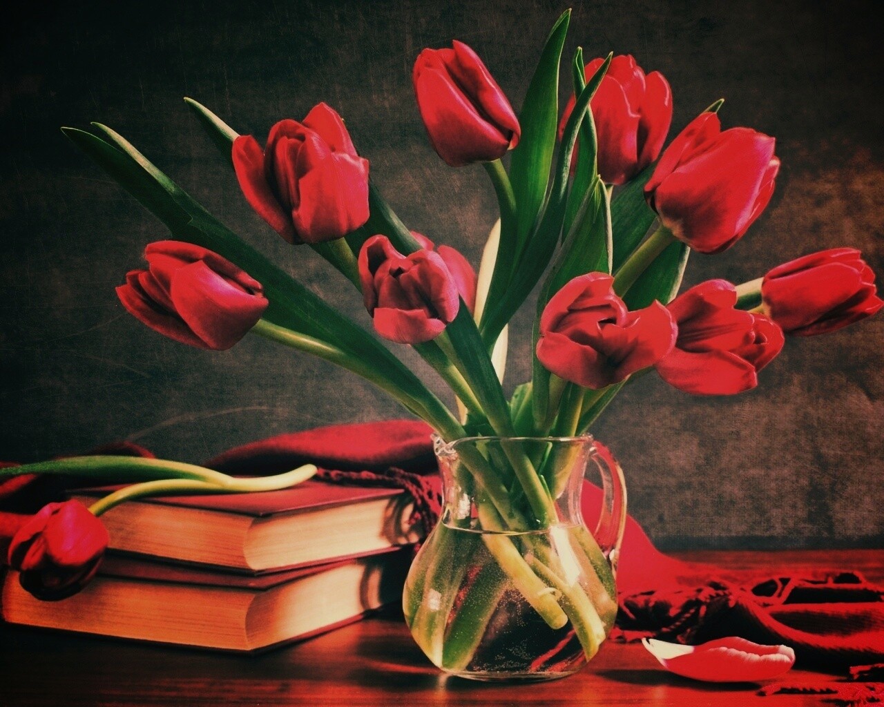 Букет красных тюльпанов обои