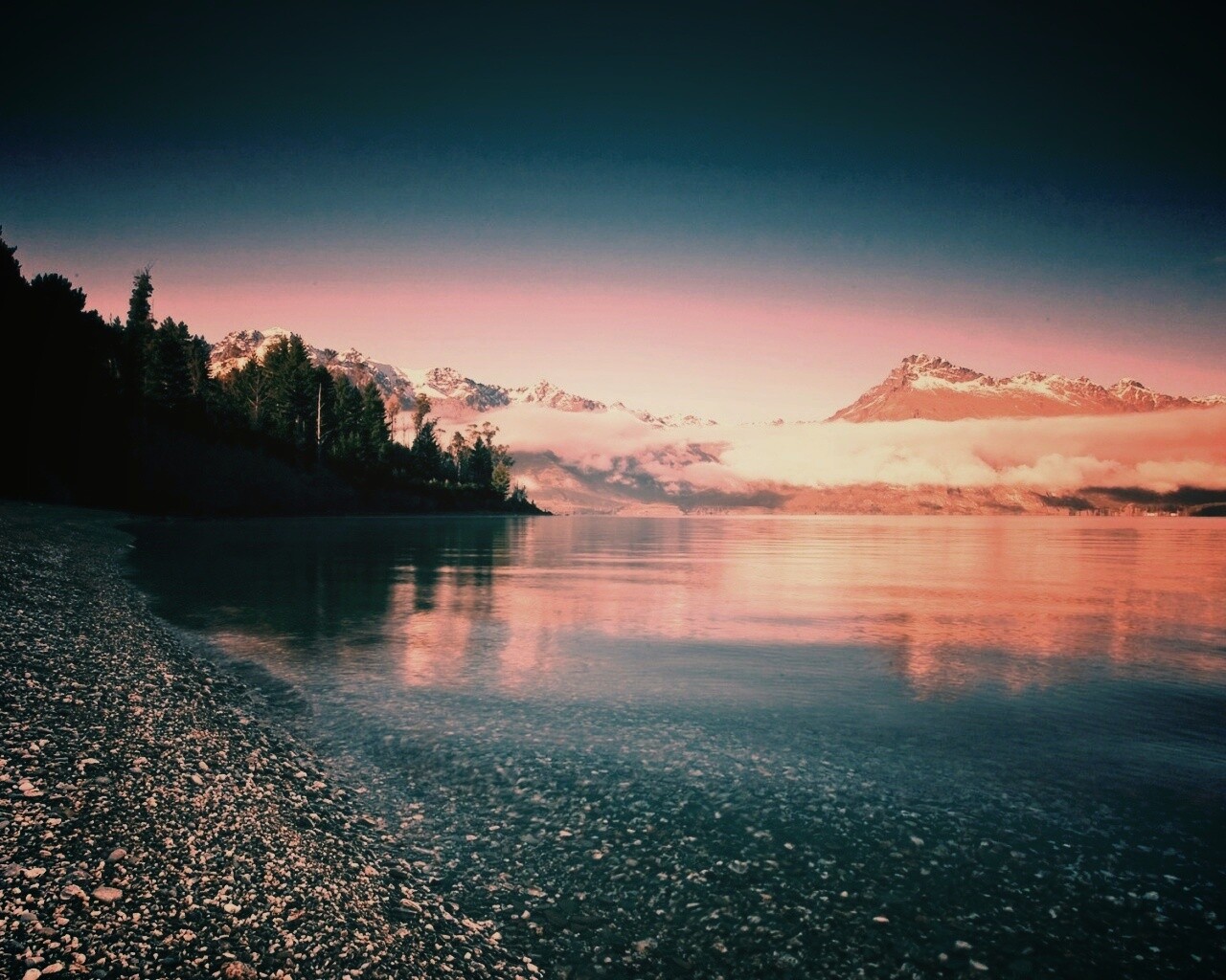 Озеро в предгорье обои