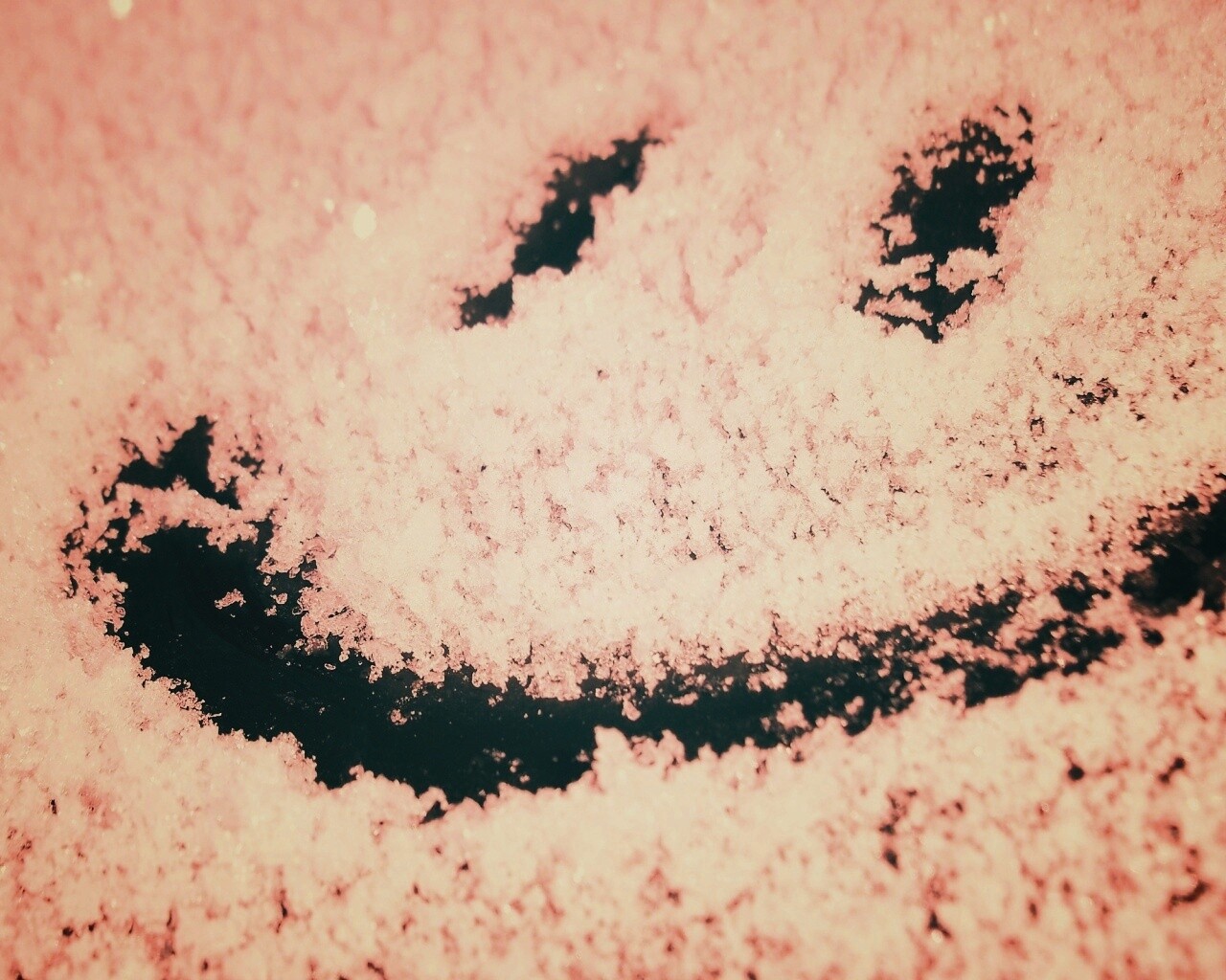 Смайлик на заснеженном стекле обои