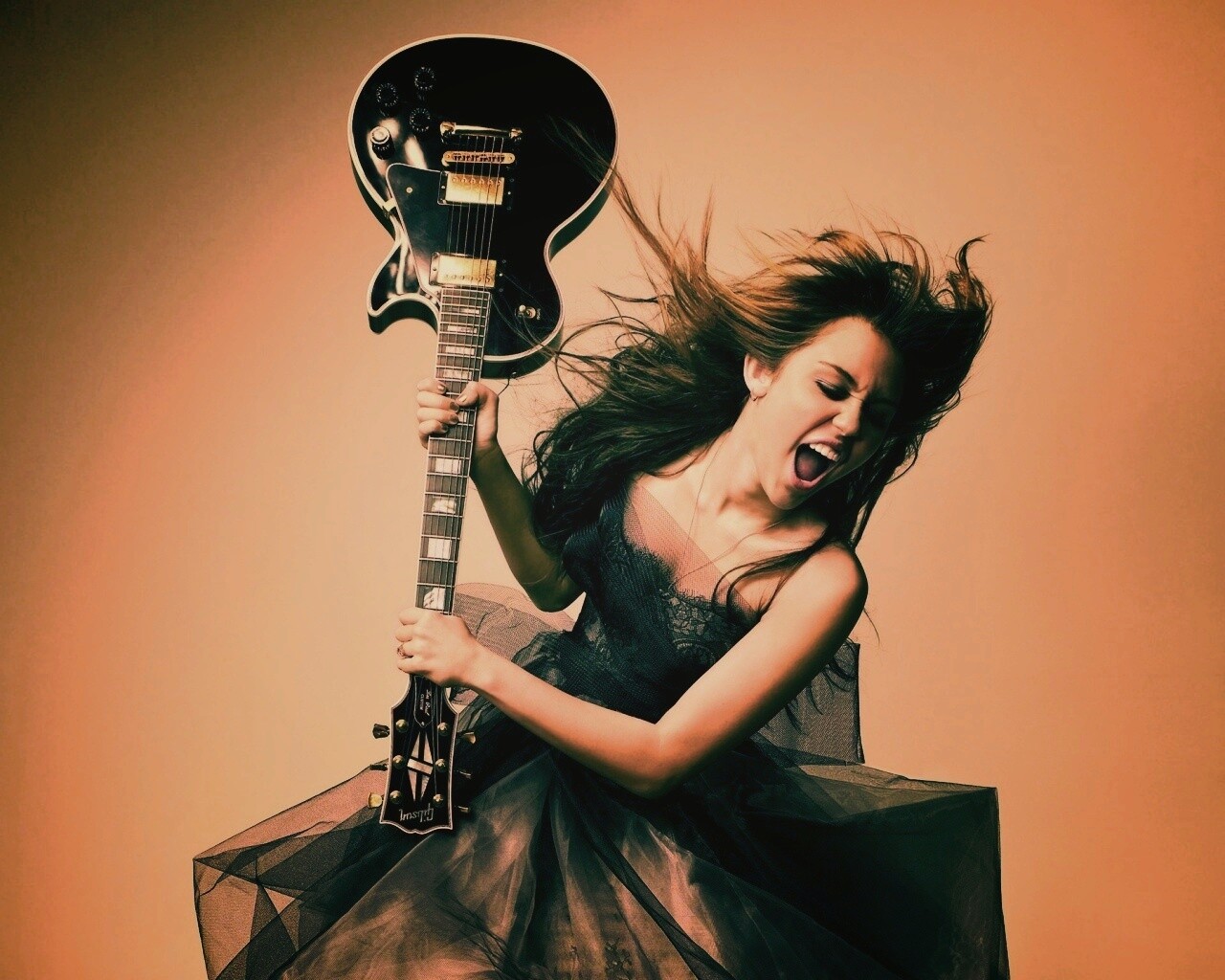 Miley Cyrus разбивает гитару обои