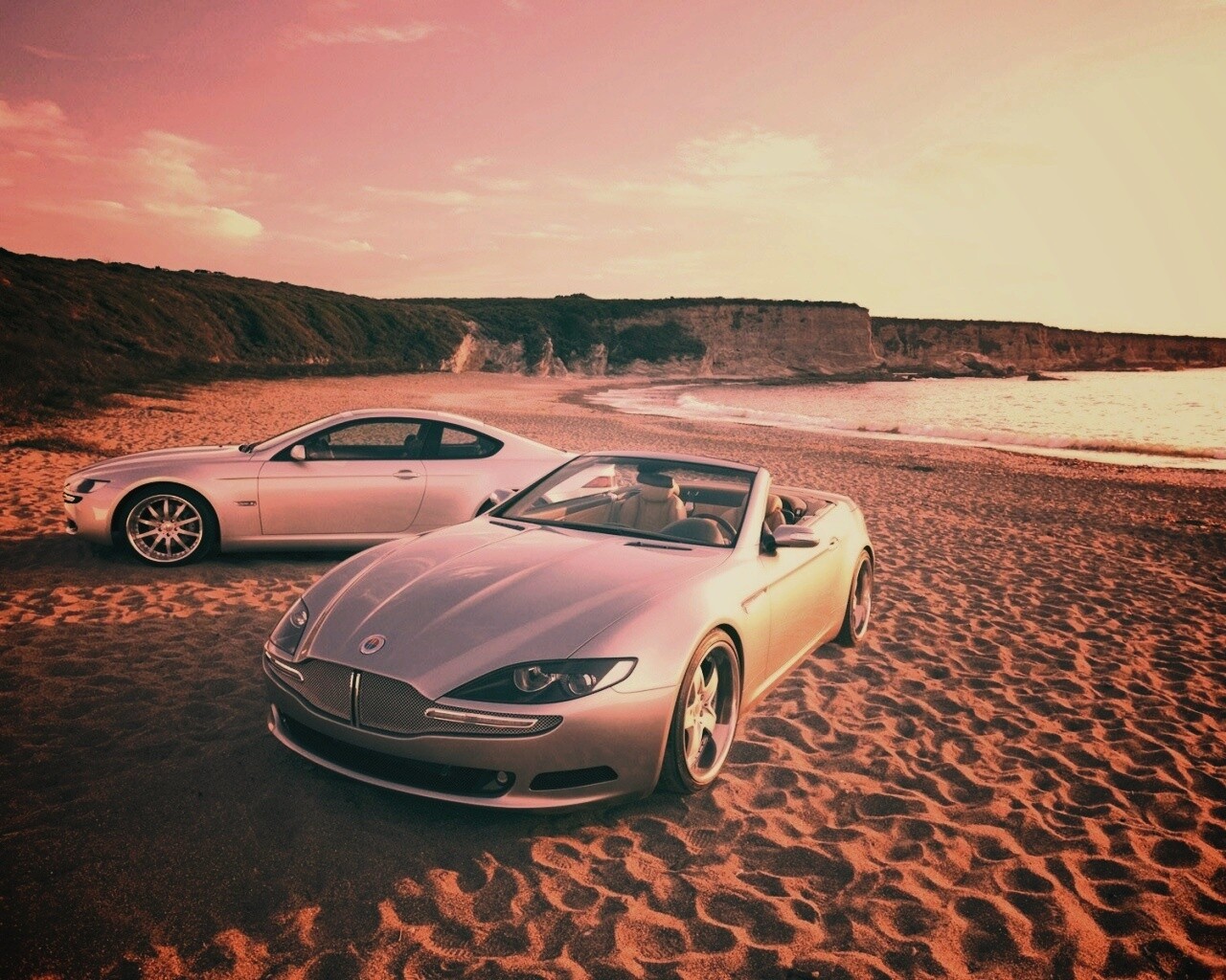 Два спорткара на берегу моря обои