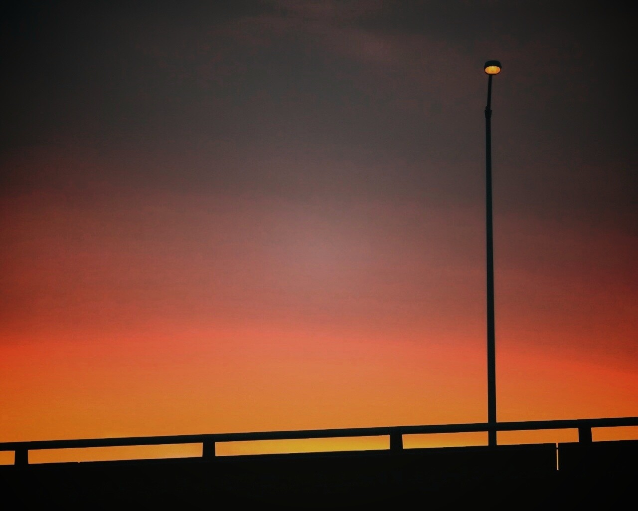 Одинокий фонарь обои